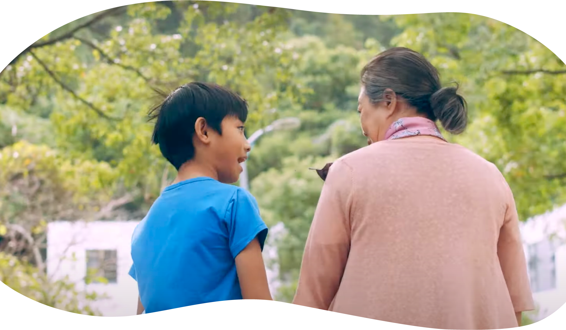 小朋友長大成人-成為一位醫師-而變成自己阿嬤的醫師-如果是你-你會怎麼做-誠摯邀請從小給阿嬤帶大的你-來看外孫與醫師的距離